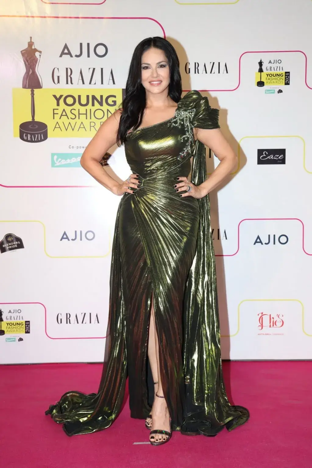 SUNNY LEONE STILLS AT GRAZIA YOUNG FASHION AWARDS 2024 IN MUMBAI 3